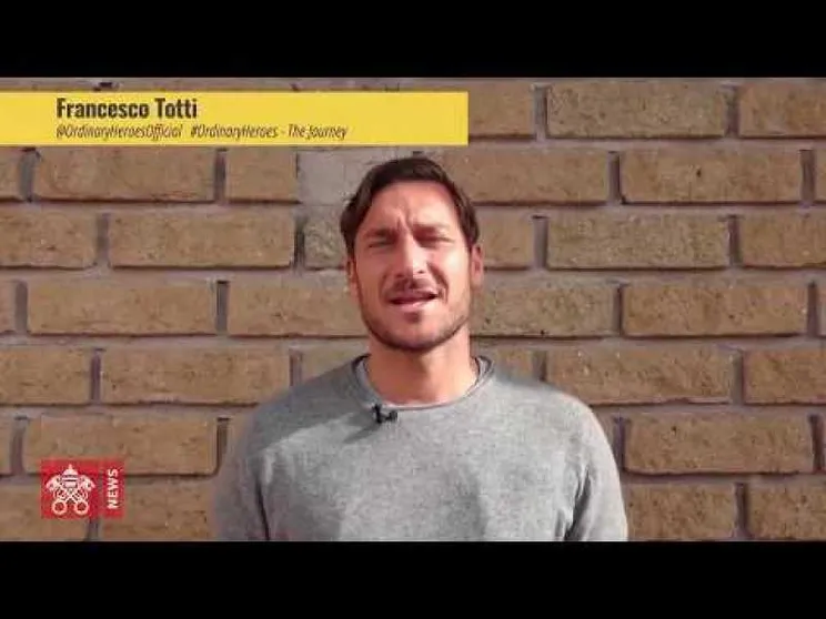 Beneficenza, la maglia di Super-Pope e il primo «calcio» da Totti