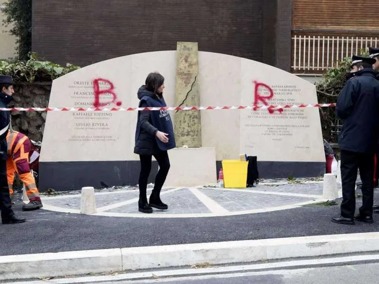 Di nuovo imbrattato il monumento in memoria della scorta di Aldo Moro
