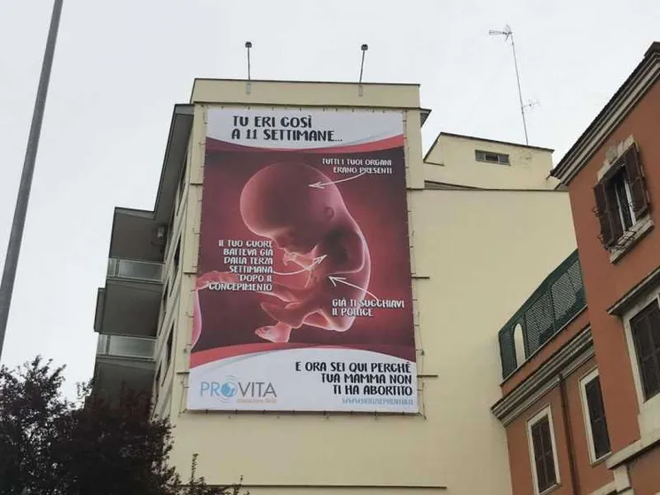 Il poster rimosso contro l'aborto, la campagna continua sul web