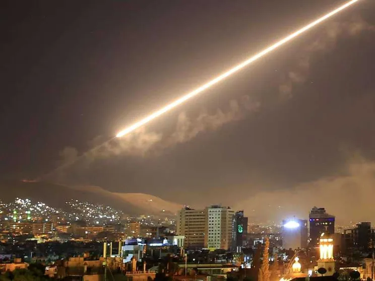 Pioggia di missili sulla Siria. Trump: «Missione compiuta, Grazie a Francia e Gb»