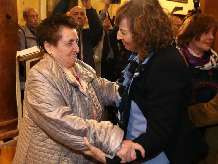 L'abbraccio fra i parenti del martire e la figlia del partigiano che lo uccise