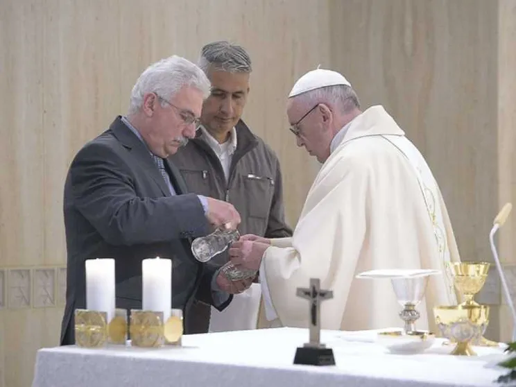 Papa Francesco: senza amore e servizio la Chiesa non va avanti