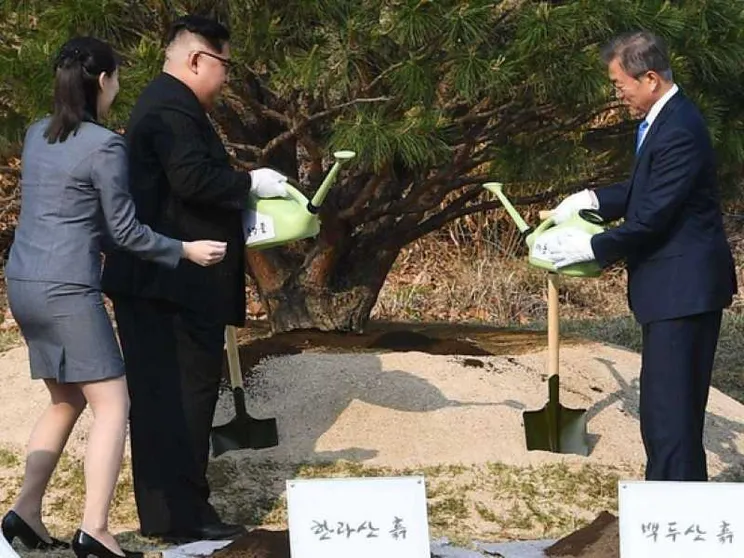 Storico summit tra Kim e Moon. «La guerra è finita»