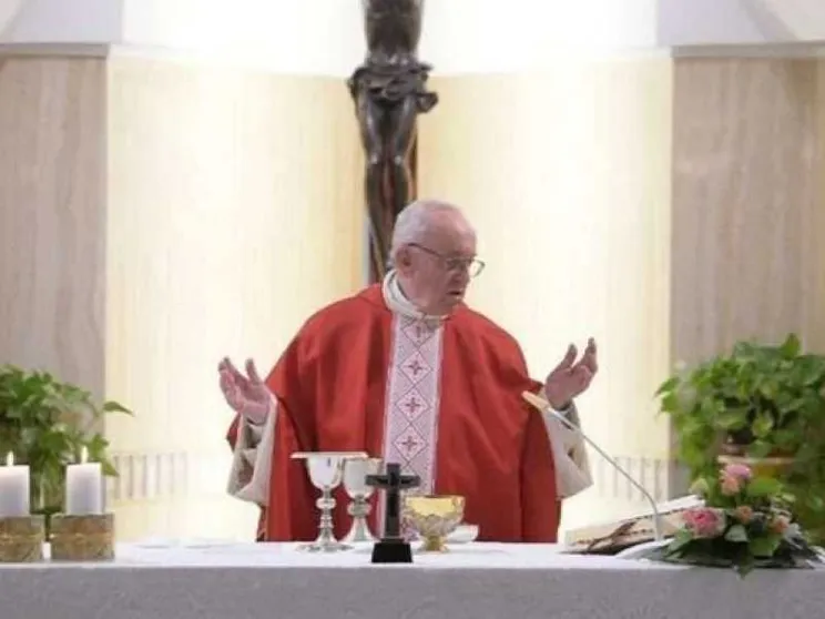 Papa: la fede si trasmette con l’amore e la testimonianza