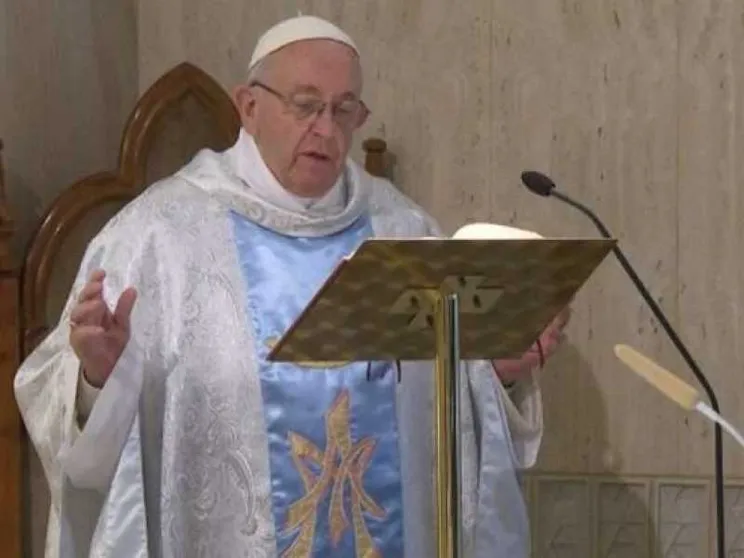 Papa: la Chiesa è donna e madre, come Maria