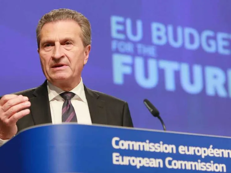 Bufera sul commissario Oettinger per le frasi sul voto italiano: ecco cosa ha detto