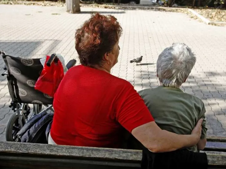 Il caso delle badanti: centomila senza permesso