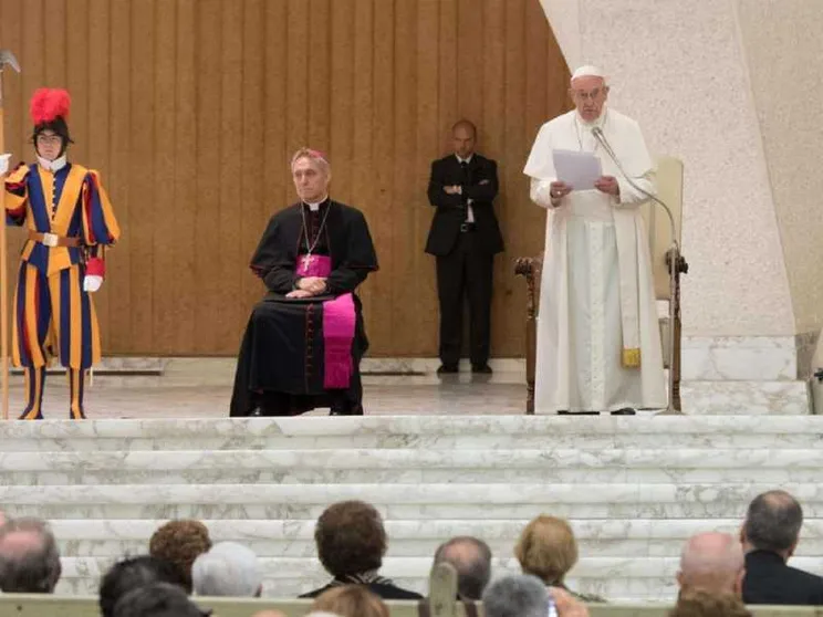 Francesco: non lasciare in balia delle onde gli affamati di pane e giustizia