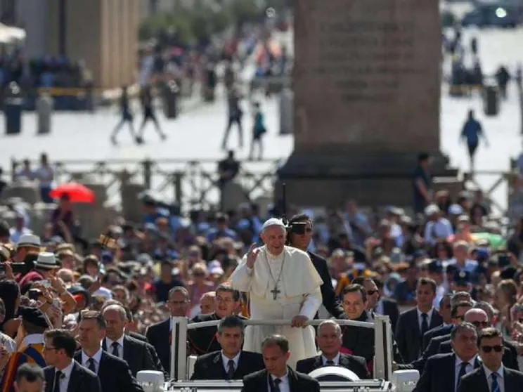 Il Papa: il mondo ha bisogno di cura, non di legalismo
