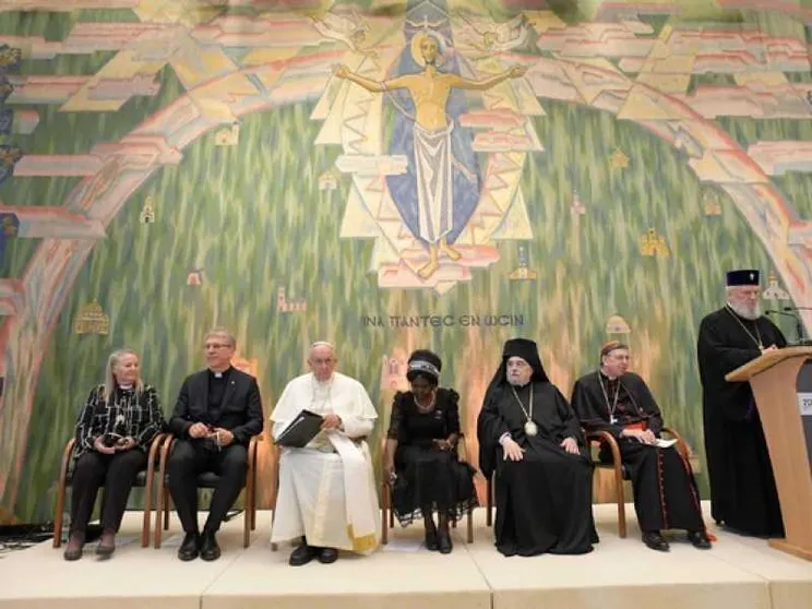 Il Papa a Ginevra: «Lasciamoci provocare dalle sfide del mondo»