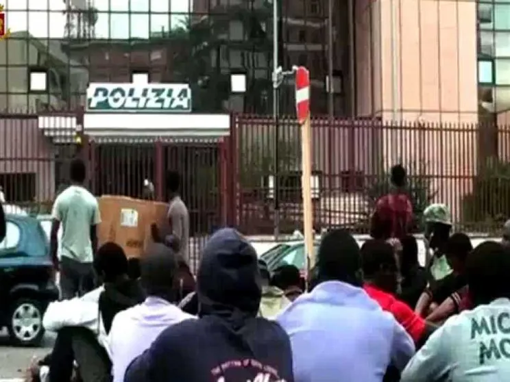 Migranti ridotti alla fame. La Procura: accoglienza barbarica