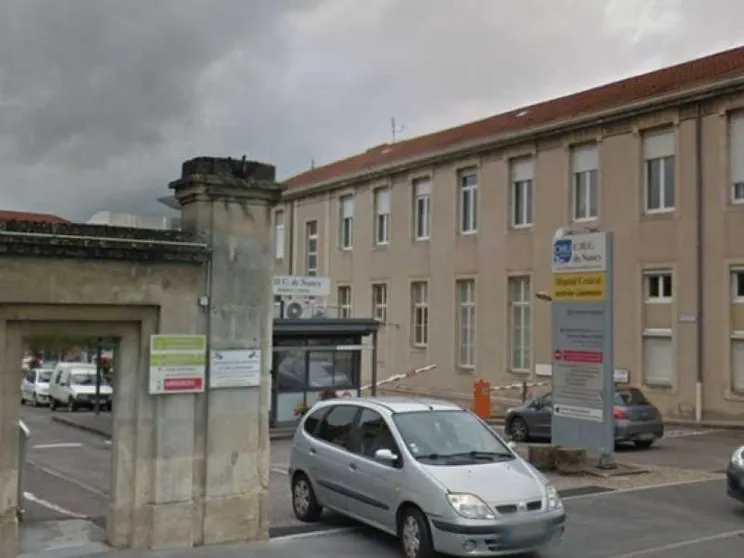 Francia, i medici «staccano la spina» alla 14enne Inès