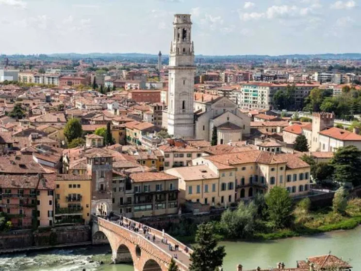 Prete «sposo», il vescovo Zenti: grande amarezza