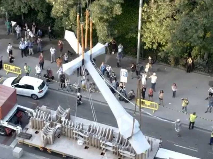 Sagrada Familia, una grande croce e tre angeli per la facciata