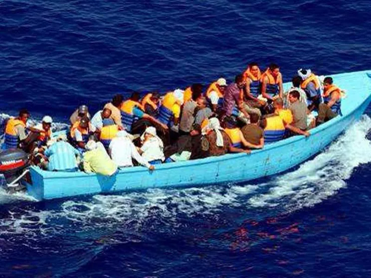 Altri 450 lasciati alla deriva. In mare tornano i barconi