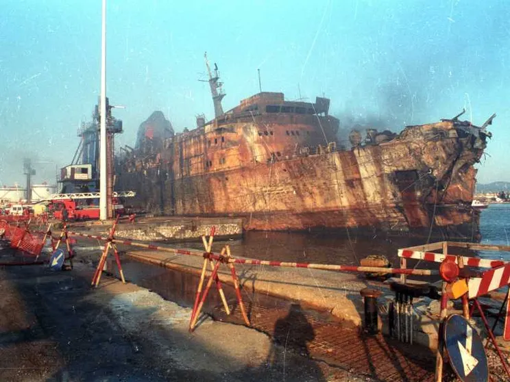 1991 - Il Moby Prince brucia, nel rogo 140 vittime