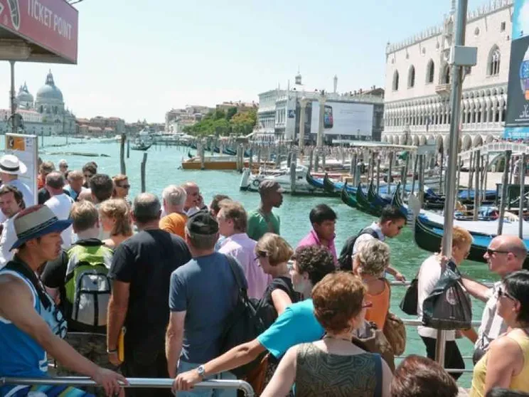Una guida per salvarci dal turismo di insostenibile