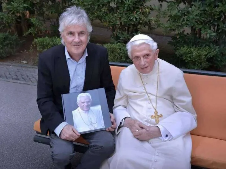 Ecco Benedetto XVI fra le panchine del monastero Mater Ecclesiae