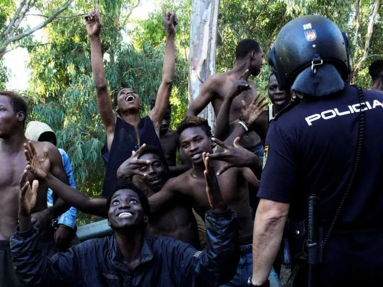 Assalto alla recinzione, oltre 600 dal Marocco entrano a Ceuta in Spagna