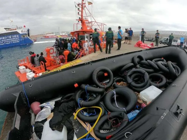 Nave italiana soccorre e riporta in Libia 108 profughi. È polemica