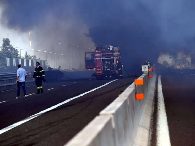 Esplode autocisterna in tangenziale: un morto e 67 feriti