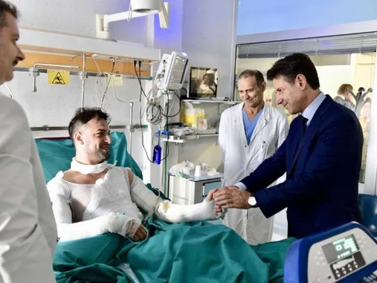 Conte visita i feriti. Identificata la vittima: l'autista dell'autocisterna