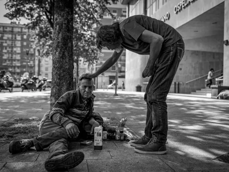 Il clochard e il fotoreporter: «Fianco a fianco, sulle strade di Milano»