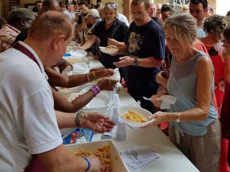 Solidarietà a tavola, le Cucine popolari non chiudono nemmeno ad agosto