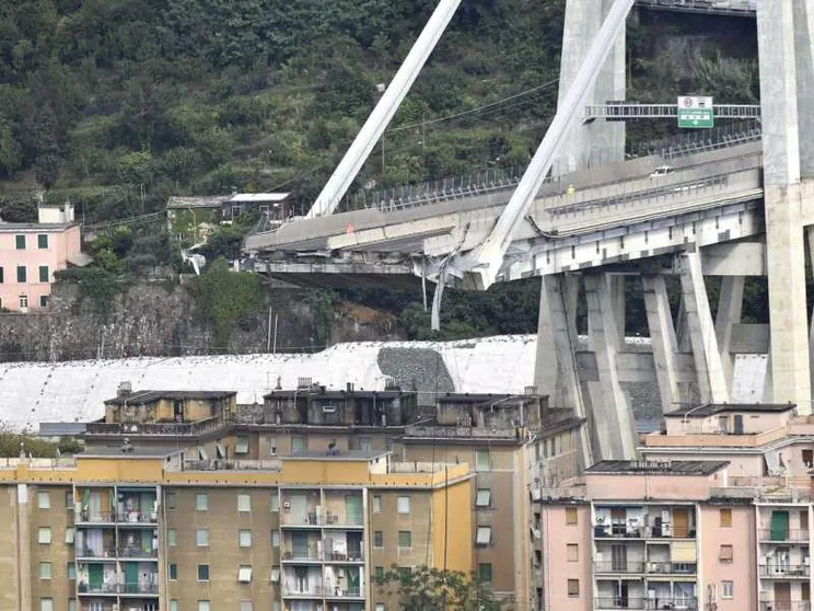 È crollato il ponte Morandi. Morti e feriti. Soccorsi in azione / I VIDEO