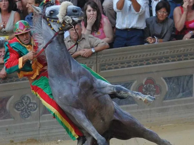 «Immagine inadeguata», l'arcivescovo non benedice il «drappellone» del Palio