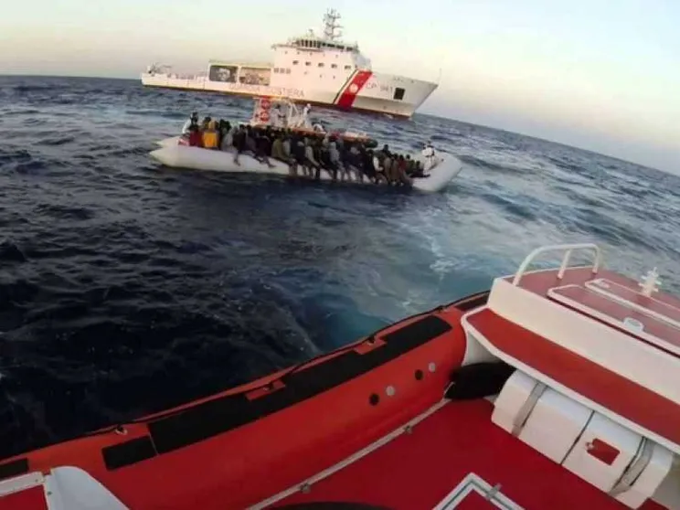 177 migranti a bordo, la Guardia costiera italiana ancora senza porto