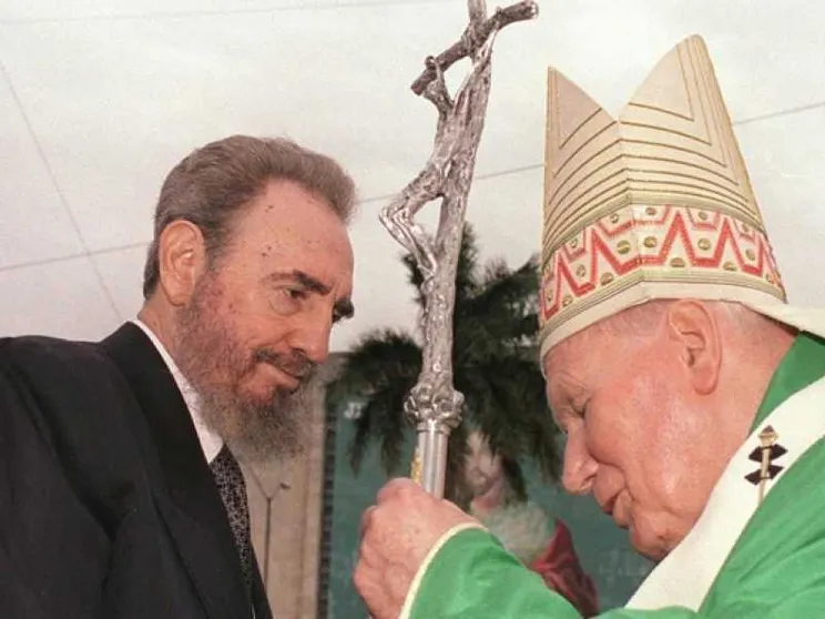 1998 - Papa Woityla da Fidel Castro. «Possa Cuba aprirsi al mondo»