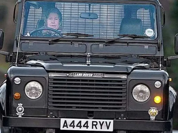 Torna il Defender, la Regina riavrà la sua auto