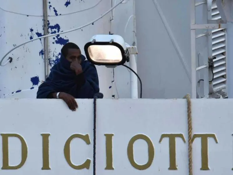La nave Diciotti in ostaggio, duello con l'Europa. Salvini: scendano i minori