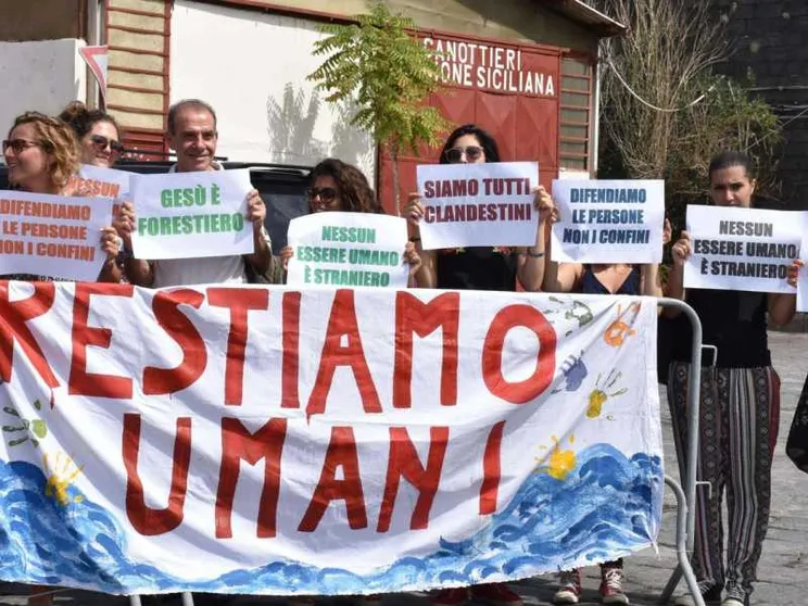 Migranti, Catania vuole restare umana. La Chiesa: fateli sbarcare