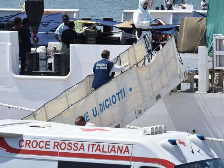 Sbarcano i profughi. Salvini indagato per la Diciotti: sequestro di persona