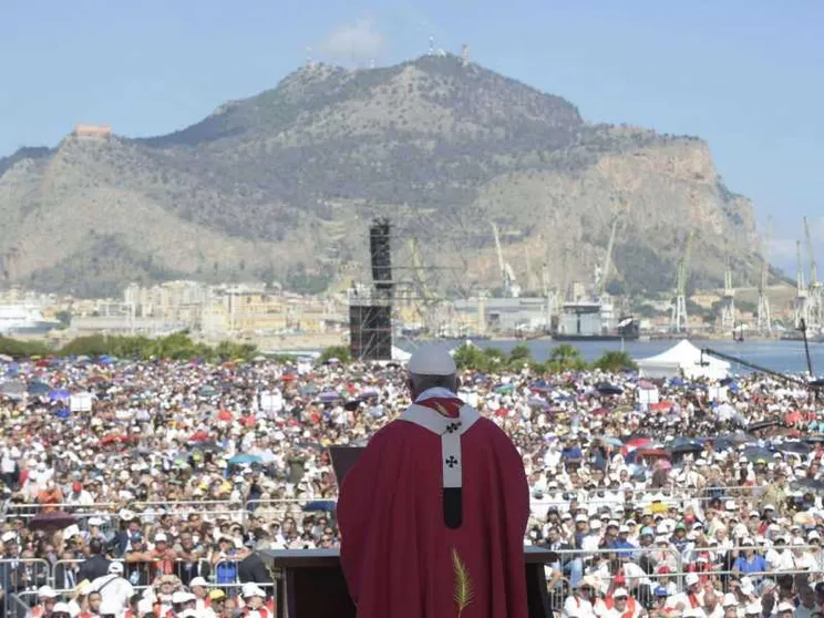 Il Papa: «Chi crede in Dio non può essere mafioso»