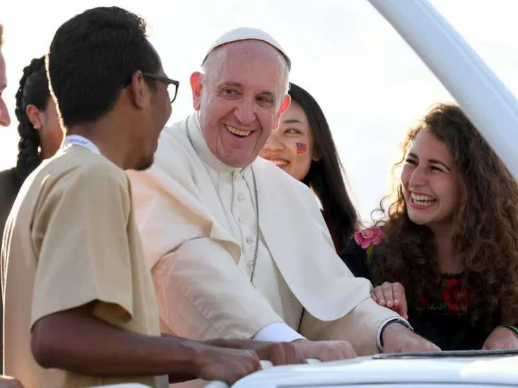 Il Papa ai giovani: il sesso è un dono di Dio, non un tabù