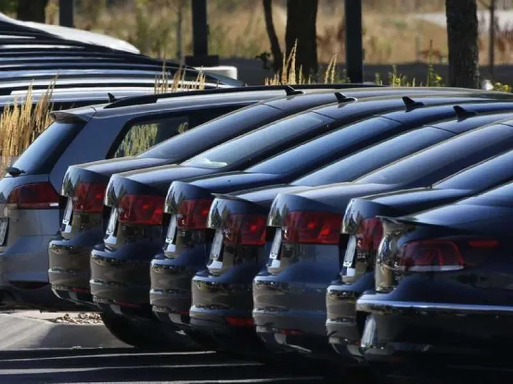 Noleggio e aziendali tengono in piedi l'automobile