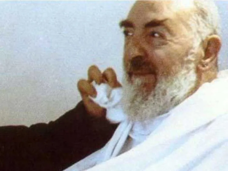 Padre Maurizio: quando baciai le ferite, mi disse «Guagliò, mi fai male»