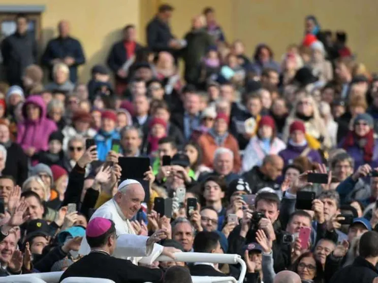 Il Papa: i nostri giovani indignati dagli scandali sessuali ed economici