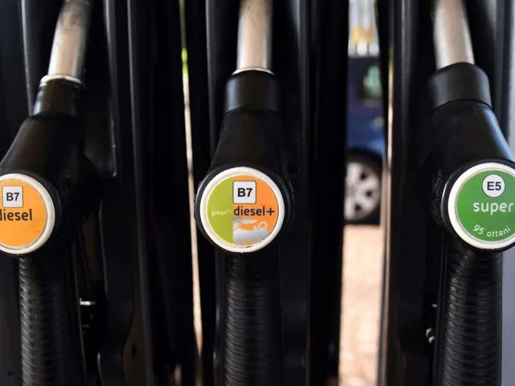 Oggi benzina e diesel cambiano nome: E10, B10 o B7. Occhio al cartello