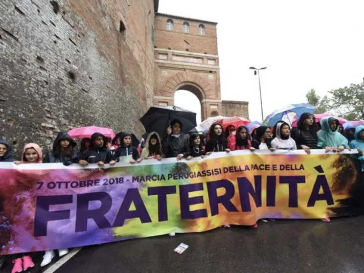 Perugia-Assisi: in marcia per la pace. «Osiamo la fraternità»