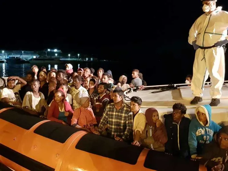 Settanta migranti approdati a Lampedusa: la lunga notte dei soccorsi