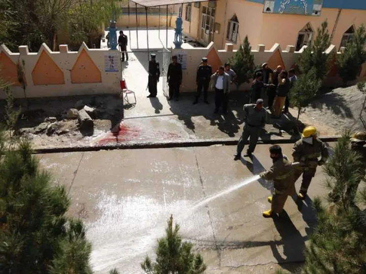 Il voto in Afghanistan finisce nel sangue: bombe ai seggi, «67 morti»