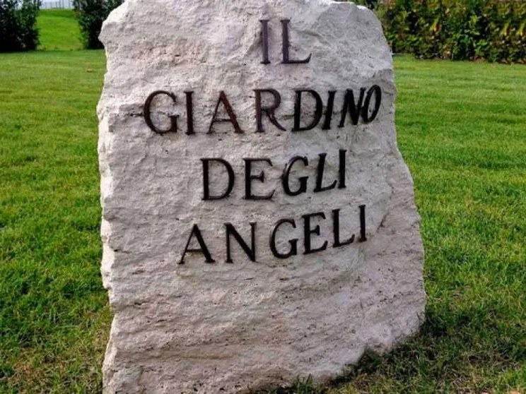 I «giardini degli angeli»: bimbi, non rifiuti