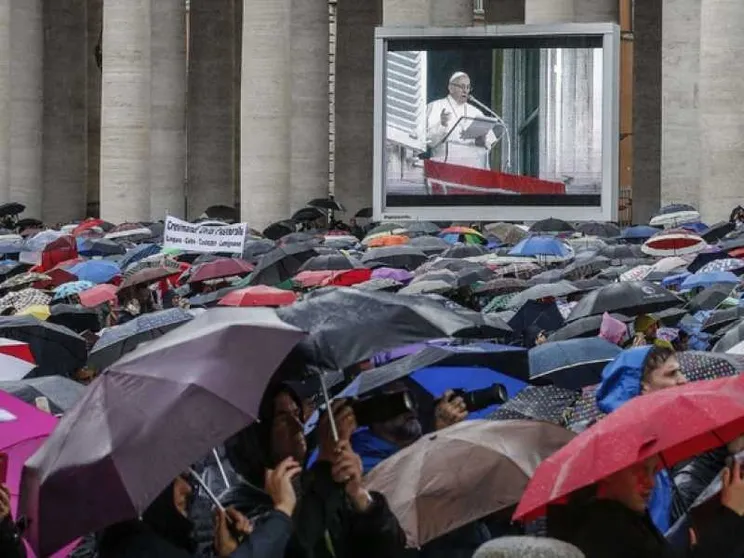 Il Papa: illusorio separare amore verso Dio e verso il prossimo