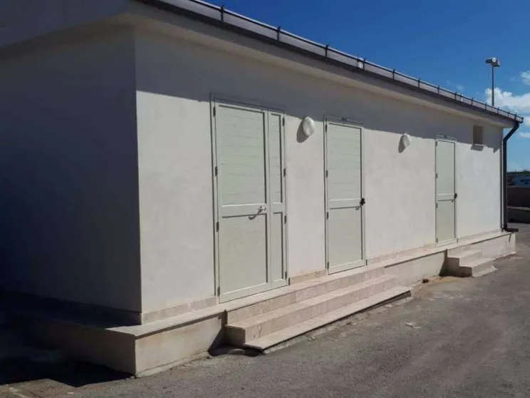 A Lampedusa bagni a norma, ma chiusi: manca l'appalto pulizie