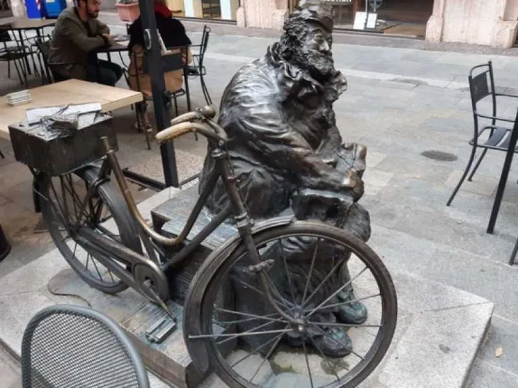 A Parma una statua al «Màt». Enzo Sicuri il clochard del centro