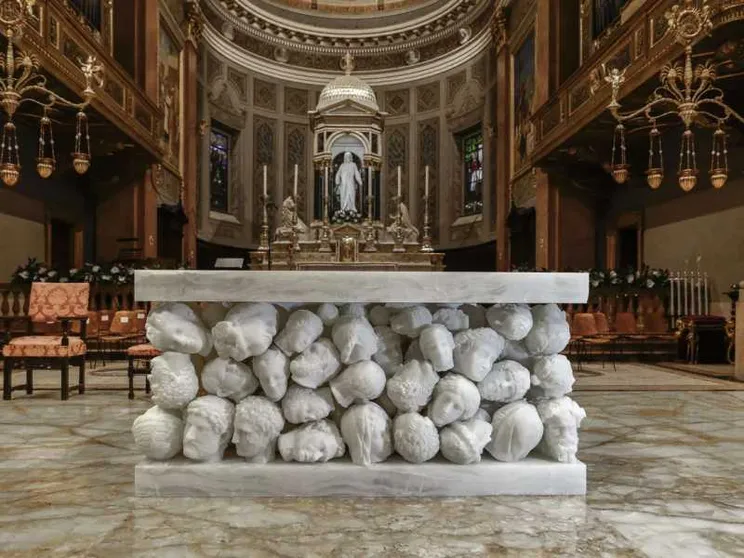 Il nuovo altare di Claudio Parmiggiani a Gallarate